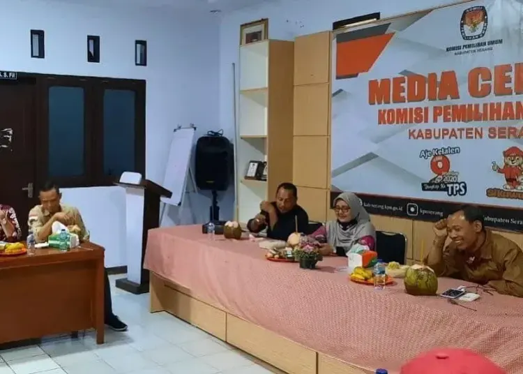 MONITORING: Anggota Komisi Pemilihan Umum Republik Indonesia (KPU RI), Pramono Ubaid Tanthowi saat berkunjung ke kantor KPU Kabupaten Serang, Rabu (19/8). Kedatangannya untuk memonitor langsung persiapan Pilkada Kabupaten Serang, 9 Desember 2020 nanti. (SIDIK/SATELIT NEWS)