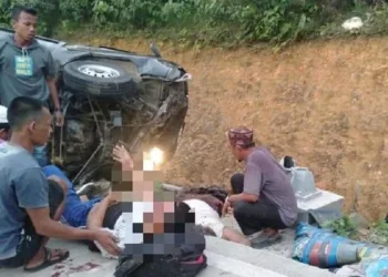 EVAKUASI: Warga membantu mengevaluasi jasad ketiga korban pengemudi dan penumpang losbak yang terjadi laka lantas di Jalan Cipanas - Warung Banten, Kecamatan Cibeber. (DOK WARGA)