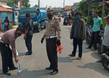 KECELAKAAN MAUT: Anggota Satlantas Polres Kota Tangerang terlihat sedang melakukan olah TKP laka lantas, antara sepeda motor beat dan bus karyawan yang menewaskan Pasutri di Jalan Raya Mauk-Rajeg, Kampung Sukadana, Desa Kedung Dalem, Kecamatan Mauk, Senin (10/8). (ALFIAN/SATELIT NEWS)