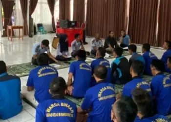 PEMBINAAN: WPB Lapas Klas III Rangkasbitung saat diberikan pembinaan di sela pemberitahuan informasi soal remisi, di lapas setempat. (MULYANA/SATELIT NEWS)