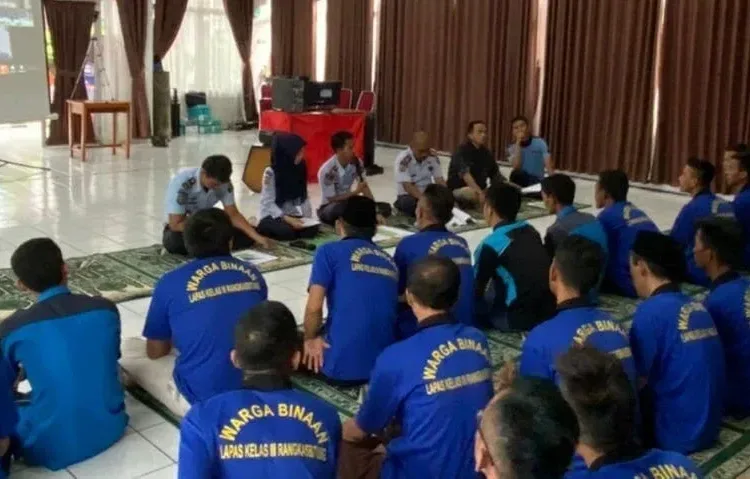 PEMBINAAN: WPB Lapas Klas III Rangkasbitung saat diberikan pembinaan di sela pemberitahuan informasi soal remisi, di lapas setempat. (MULYANA/SATELIT NEWS)