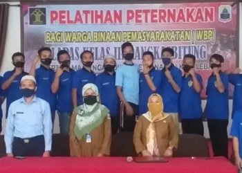 PELATIHAN: Pejabat Dinas Peternakan Lebak bersama WBP Lapas Klas III Rangkasbitung saat berfoto bersama di sela kegiatan pelatihan peternakan, di aula Lapas setempat, Selasa (11/8). (MULYANA/SATELIT NEWS)