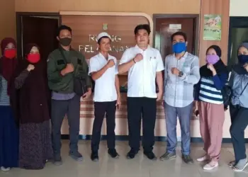 KOLABORASI: Gerakan Milenial Membangun bersama HMI Komisariat STIE PPI berkolaborasi dengan Pemdes Budimulya Kecamatan Cikupa, foto bersama di sela-sela kunjungan ke Perpustakaan dan taman baca, Rabu (26/8). (ISTIMEWA)