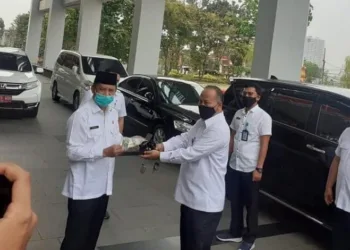 SERAHKAN KENDARAAN DINAS: Sekda Tangsel Muhamad menyerahkan kunci mobil dinas pertanda telah mengundurkan diri dari jabatannya, Rabu (5/8). (ISTIMEWA)