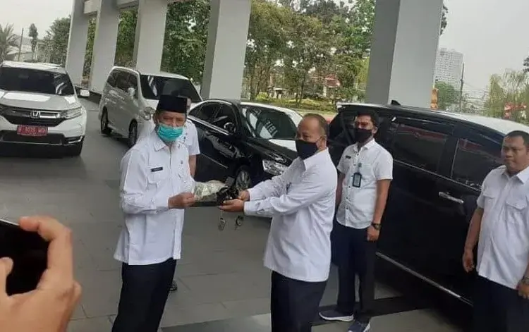 SERAHKAN KENDARAAN DINAS: Sekda Tangsel Muhamad menyerahkan kunci mobil dinas pertanda telah mengundurkan diri dari jabatannya, Rabu (5/8). (ISTIMEWA)