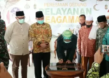 PERESMIAN: Walikota Tangsel Airin Rachmi Diany saat meresmikan gedung pelayanan majelis Ulama Indonesia (MUI) di Pamulang, Minggu (23/8). (JARKASIH/SATELIT NEWS)