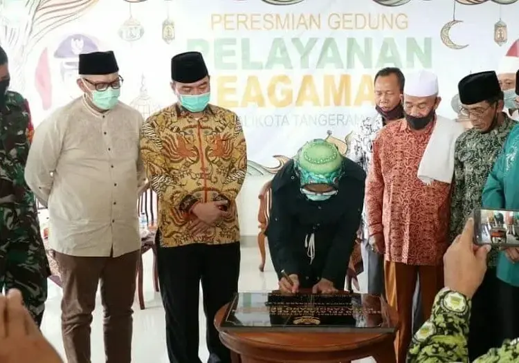 PERESMIAN: Walikota Tangsel Airin Rachmi Diany saat meresmikan gedung pelayanan majelis Ulama Indonesia (MUI) di Pamulang, Minggu (23/8). (JARKASIH/SATELIT NEWS)