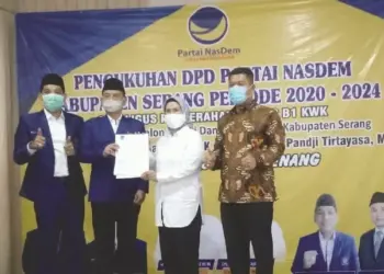 FOTO BERSAMA: Pengurus DPW dan DPD Partai NasDem, foto bersama dengan Ratu Tatu Chasanah usai pengukuhan Pengurus DPD Partai Nasdem Kabupaten Serang di Aula Baitusolihin, Kota Serang, Senin (31/8). (SIDIK/SATELIT NEWS)