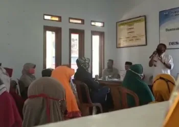 SAMBUTAN: Camat Cigeulis, Subro Mulisi, diduga dalam sambutanya di acara pembagian BLT DD di Desa Tarumanegara, telah mengarahkan warga untuk mendukung petahana. (ISTIMEWA)