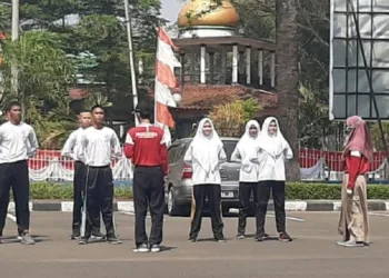 LATIHAN: Pasukan Pengibar Bendera (Paskibra) sedang berlatih di halaman Pendopo Bupati Serang, Selasa (4/8). (SIDIK/SATELIT NEWS)