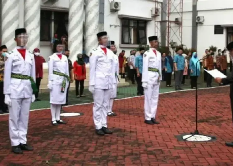 PENGUKUHAN: Sekda Pandeglang, Pery Hasanudin sedang mengukuhkan Paskibra Kabupaten Pandeglang di halaman upacara Setda Pandeglang, Kamis (13/8). (NIPAL/SATELIT NEWS)