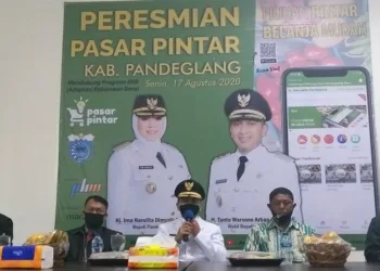 PASAR PINTAR: Wabup Pandeglang, Tanto Warsono Arban didampingi jajarannya dan pihak PT. Raharja Sinegri Komunikasi, sedang menjelaskan Pasar Pintar pada saat jumpa pers di Aula Ruang Pintar Setda Pandeglang, Senin (17/8). (NIPAL/SATELIT NEWS)