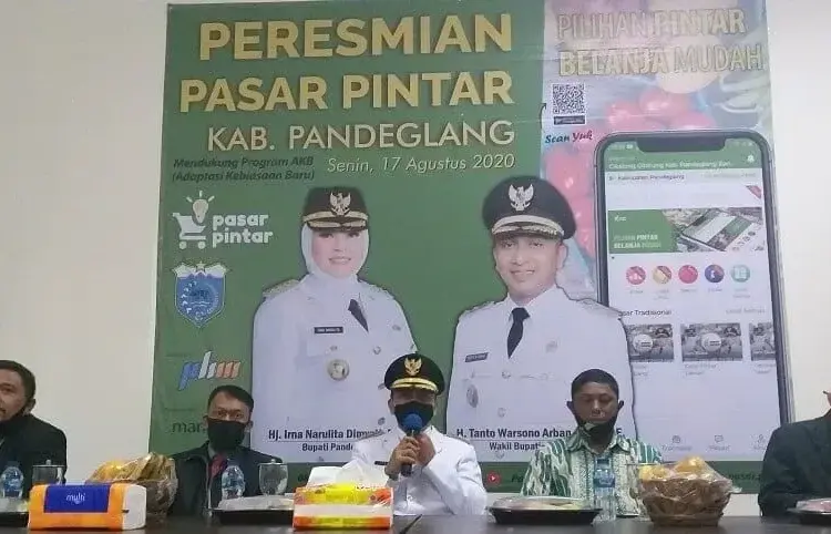 PASAR PINTAR: Wabup Pandeglang, Tanto Warsono Arban didampingi jajarannya dan pihak PT. Raharja Sinegri Komunikasi, sedang menjelaskan Pasar Pintar pada saat jumpa pers di Aula Ruang Pintar Setda Pandeglang, Senin (17/8). (NIPAL/SATELIT NEWS)