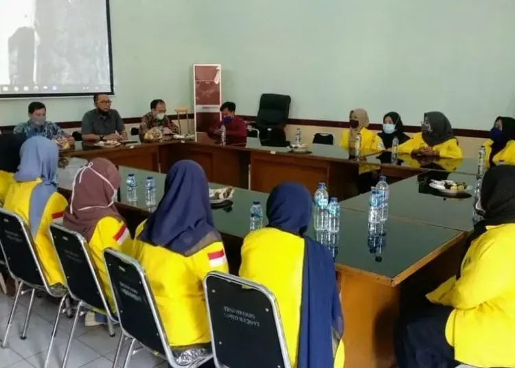 EVALUASI: Dinas Pendidikan dan Kebudayaan (Dindikbud)‎ Kabupaten Serang saat melakukan evaluasi program beasiswa di UI, Selasa (18/8). (SIDIK/SATELIT NEWS)