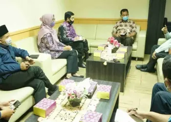 BERBINCANG: Suasana perbincangan antara Asda 1 Hery beserta jajarannnya dengan Anggota DPD RI Provinsi Banten, Abdi Sumaithi, di Ruang Tunggu Tamu Lantai 1 Gedung Setda Kabupaten Tangerang, Kamis (6/8). (FAJAR ADITYA KUSUMA)