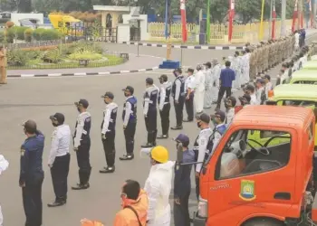 APEL: Wakil Walikota Tangerang Sachrudin memimpin apel sebelum pelaksanaan disinfeksi di wilayah Kota Tangerang, Selasa (11/8). (MADE/SATELIT NEWS)