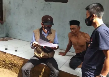 AUDIT: Petugas melakukan audit terhadap hasil pencoklitan PPDP. Selama satu hari penuh, pengawas menyisir rumah-rumah pemilih yang berada di wilayah terjauh, terpencil. (SIDIK/SATELIT NEWS)