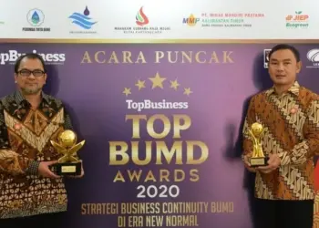 BANGGA: Wakil Bupati Tangerang Mad Romli bersama Sofyan Sapar Direktur Utama Perumdam Tirta Kerta Raharja dengan bangga menunjukan piala penghargaan Top BUMD Awards Tahun 2020 yang berhasil diraih, Kamis (27/8). (FAJAR ADITYA KUSUMA/SATELIT NEWS)