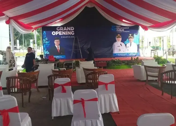 PERSIAPAN PERESMIAN: Kepala DPMPTSP Pandeglang, Ida Novaida bersama jajarannya sedang mempersiapkan acara peresmian MPP Pandeglang yang bakal dihadiri dan diresmikan langsung oleh Menpan RB, Minggu (30/8). (NIPAL/SATELIT NEWS)