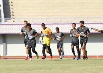 LATIHAN PERDANA PERSITA: Para pemain Persita Tangerang melakukan latihan perdana bersama setelah beristirahat selama hampir lima bulan pada masa pandemi Covid-19 serta diliburkannya kompetisi Liga 1 tahun 2020. Latihan dilakukan di Stadion Sport Centre, Kelapa Dua, Kabupaten Tangerang, Selasa (25/8). (PERSITA MEDIA UNTUK SATELIT NEWS)