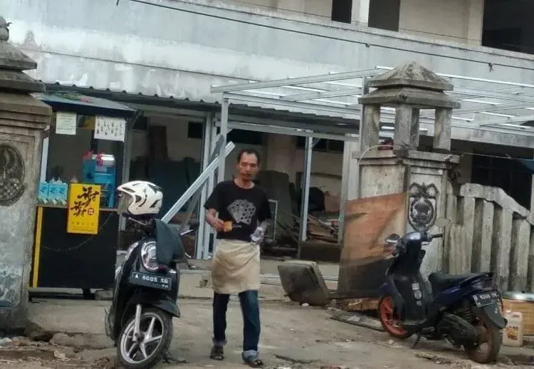 TERBENGKALAI: Pembangunan lapak PKL di halaman RS Labuan yang terbengkalai tampak belum terselesaikan dan baru rangka bajanya saja yang sudah berdiri, Minggu (9/8). (NIPAL/SATELIT NEWS)