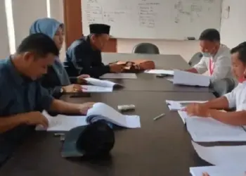 PLENO: Bawaslu Kabupaten Pandeglang sedang melakukan rapat pleno internal, membahas soal pengajuan gugatan yang dilakukan pasangan calon jalur perseorangan Krisyanto-Hendra di Aula Bawaslu Pandeglang, Senin (10/8). (NIPAL/SATELIT NEWS)