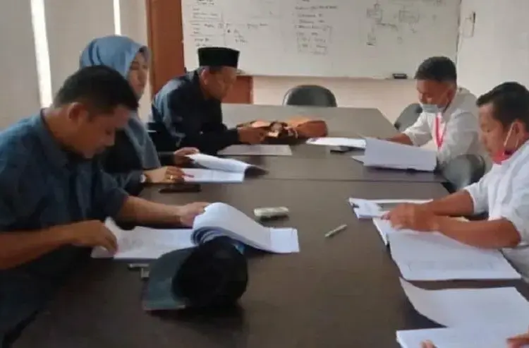 PLENO: Bawaslu Kabupaten Pandeglang sedang melakukan rapat pleno internal, membahas soal pengajuan gugatan yang dilakukan pasangan calon jalur perseorangan Krisyanto-Hendra di Aula Bawaslu Pandeglang, Senin (10/8). (NIPAL/SATELIT NEWS)