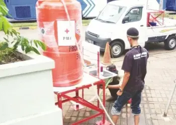 BANTUAN: PMI Kota Tangerang saat mempersiapkan wastafel
portabel yang diletakkan di dekat area masjid. (IRFAN/SATELIT NEWS)