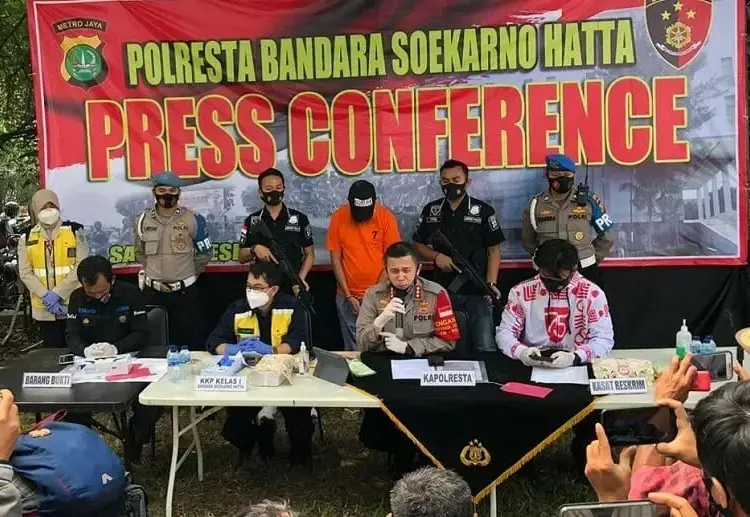 PALSUKAN SURAT HASIL COVID-19: Pelaku pemalsuan surat hasil bebas Covid-19 berinisial FM  dihadirkan saat konferensi pers di Polresta Bandara Soekarno-Hatta, Tangerang, Senin (10/8). Polres Bandara Soekarno-Hatta berhasil mengamankan pelaku pemalsuan surat hasil negatif tes usap PCR bebas covid-19 berinisial FM, yang tertulis dari Gugus Tugas Percepatan Penanganan Covid-19 Asrama Haji Pondok Gede. (DEDE KURNIAWAN/SATELIT NEWS)