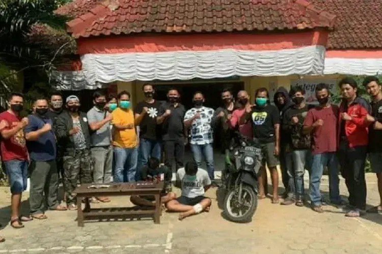 TANGKAP PELAKU:  Anggota Sat Reskrim Polres Lebak, pasca menangkap pelaku terduga Curas. (DOK SAT RESKRIM POLRES LEBAK)