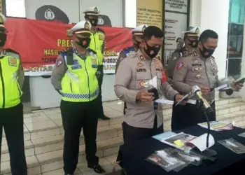 KONPRES: Wakapolres Tangsel, Kompol Stephanus Luckyto saat konferensi pers terkait operasi patuh jaya 2020, Rabu (26/8). (JARKASIH/SATELIT NEWS)