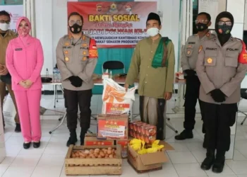 BERIKAN BERAS: Kapolres Kota Tangerang Kombes Pol Ade Ary Syam Indradi secara simbolis memberikan beras, telor dan sembako lainnya kepada pihak Pondok Pesantren Hidayatul Husna, Kampung Cawiru, Desa Kemuning, Kecamatan Kresek, Selasa (4/8). (ISTIMEWA)