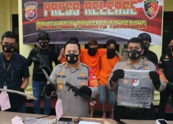 BARANG BUKTI: Kapolres Kota Tangerang Kombes Pol Ade Ary Syam Indradi memperlihatkan barang bukti aksi kejahatan pencurian motor tersangka AA (24), saat konferensi pers di Mapolsek Mauk, Kecamatan Mauk, Rabu (5/8). (ALFIAN/SATELIT NEWS)