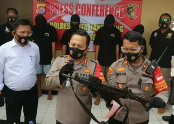 SENJATA YANG DICURI: Kapolres Kota Tangerang Kombes Pol Ade Ary Syam Indradi memperlihatkan senjata laras panjang yang sempat dicuri para pelaku pengeroyokan terhadap anggota Polsek Rajeg dalam press conference, Kamis (6/8). (ALFIAN/SATELIT NEWS)