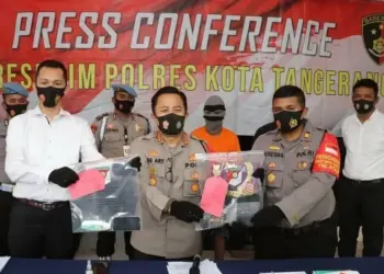 DIAMANKAN: Kapolres Kota Tangerang Kombes Pol Ade Ary Syam Indradi didampingi Kasatreskrim AKP Ivan Adhitira, saat konferensi pers di Mapolresta Tangerang, Senin (24/8) (ALFIAN/SATELIT NEWS)