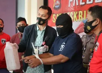 PRESS RILIS: Kasat Reskrim Polresta Tangerang AKP Ivan Adhitira memperlihatkan barang bukti berupa jeriken sambil mewawancarai tersangka SS saat press rilis di Mapolresta Tangerang, Jumat (28/8). (ALFIAN/SATELIT NEWS)