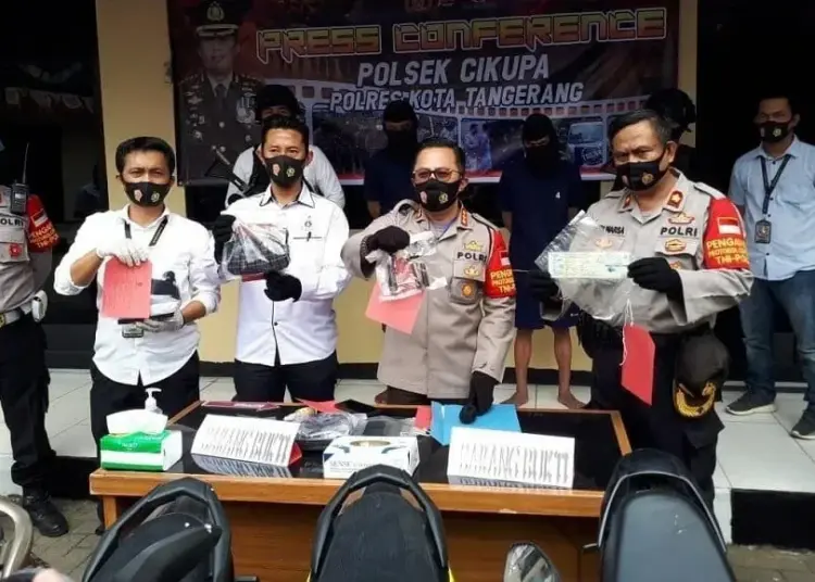 BARANG BUKTI : Kapolresta Tangerang Kombes Pol Ade Ary Syam Indradi didampingi Kapolsek Cikupa Komisaris Polisi Budi Warsa beserta jajaran, menunjukkan barang bukti hasil kejahatan tersangja J dan FH, saat konferensi pers, Senin (3/8). (FAJAR ADITYA KUSUMA/SATELIT NEWS)