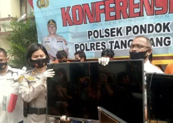 BARANG BUKTI: Kapolsek Pondok Aren, AKP Riza Sativa menunjukkan barang bukti televisi yang dicuri komplotan pencuri, Rabu (12/8). (JARKASIH/SATELIT NEWS)