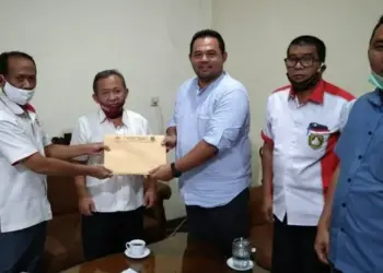 PENYERAHAN SURAT KEPUTUSAN: Sekretaris Umum KONI Banten Sutaryono menyerahkan SK peraturan Porprov VI dan SK Mutasi Atlet kepada Ketua KONI Kota Tangerang Hadi di sekretariat KONI Kota Tangerang, Senin (10/8).  (SATELIT NEWS)