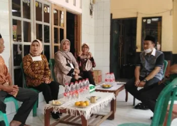 SILATURAHMI: Bupati Serang Ratu Tatu Chasanah dan Ketua DPC PPP Kabupaten Serang Heri Azhari saat bersilaturahmi dengan tokoh masyarakat di Kecamatan Anyer belum lama ini.‎ (DOK/SATELIT NEWS)