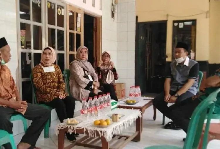 SILATURAHMI: Bupati Serang Ratu Tatu Chasanah dan Ketua DPC PPP Kabupaten Serang Heri Azhari saat bersilaturahmi dengan tokoh masyarakat di Kecamatan Anyer belum lama ini.‎ (DOK/SATELIT NEWS)