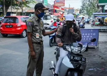 ILUSTRASI: Petugas Satpol PP saat sosialisasi protokol kesehatan dalam rangka PSBB. (DOKUMEN/SATELIT NEWS)