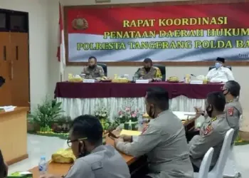 RAPAT KOORDINASI: Bupati Tangerang A Zaki Iskandar menyampaikan pendapatnya terkait penarikan 8 Polsek dari Polda Metro Jaya ke Polda Banten, Kamis (27/8). (ALFIAN/SATELIT NEWS)