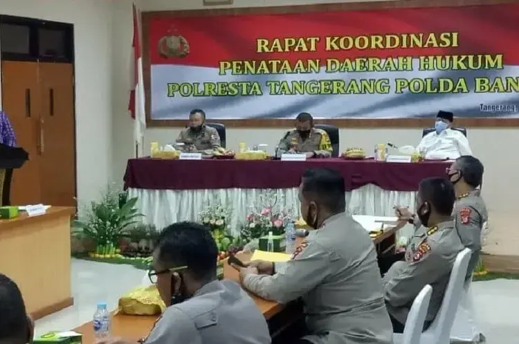 RAPAT KOORDINASI: Bupati Tangerang A Zaki Iskandar menyampaikan pendapatnya terkait penarikan 8 Polsek dari Polda Metro Jaya ke Polda Banten, Kamis (27/8). (ALFIAN/SATELIT NEWS)