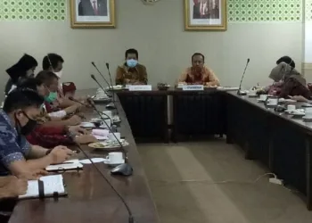 RAKOR: Ombudsman RI Perwakilan Banten, saat menggelar Rapat Koordinasi (Rakor) dengan Sekda Kabupaten Serang‎ Tubagus Entus Mahmud Sahiri, beserta jajarannya, di ruang Tb Saparudin, Setda Serang, Kamis (6/8). (SIDIK/SATELIT NEWS)