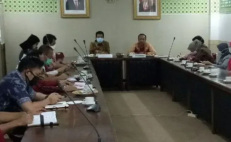 RAKOR: Ombudsman RI Perwakilan Banten, saat menggelar Rapat Koordinasi (Rakor) dengan Sekda Kabupaten Serang‎ Tubagus Entus Mahmud Sahiri, beserta jajarannya, di ruang Tb Saparudin, Setda Serang, Kamis (6/8). (SIDIK/SATELIT NEWS)