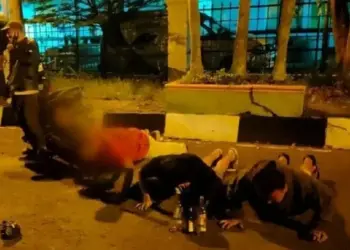 PUSH UP: Satpol PP Pandeglang sedang memberikan sanksi push up kepada para pemuda yang dikedapati sedang menenggak miras dan nongkrong, Minggu malam (9/8). (NIPAL/SATELIT NEWS)