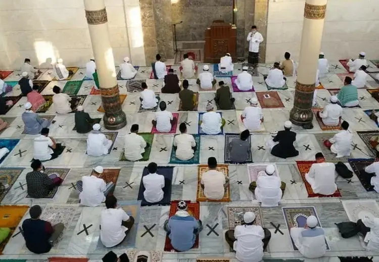 JAGA JARAK: Warga Kabupaten Pandeglang sedang melaksanakan Salat Idul Adha di Masjid Agung Ar-Rohman Kabupaten Pandeglang dengan jaga jarak. (NIPAL/SATELIT NEWS)