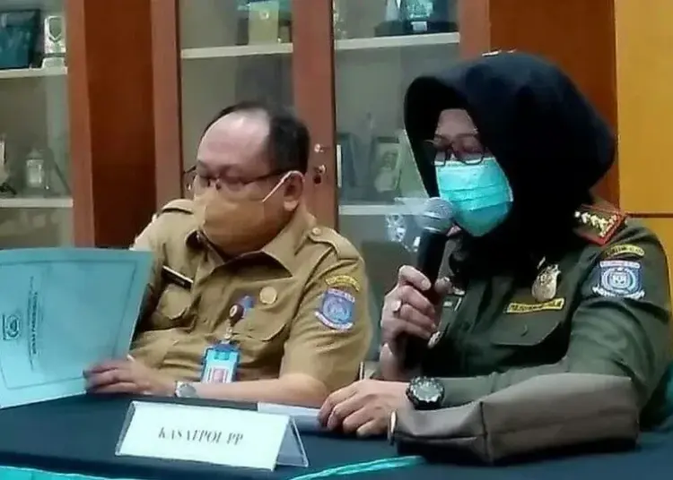 CABUT IZIN VENEZIA: Kepala Satpol PP Tangsel Mursinah dan Kepala Dinas Penanaman Modal dan Perizinian Terpadu Satu Pintu (DPMPTS)  Bambang Noertjahjo dalam konferensi pers di Pusat Pemerintahan Kota Tangerang Selatan, Senin (25/8). (JARKASIH/SATELIT NEWS)