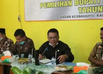 SOSIALISASI: Sekda Pandeglang, Pery Hasanudin, didampingi Camat Bojong, Ketua KPU dan anggota Bawaslu Pandeglang, sedang memberikan sambutan di acara Sosialisasi Pemilihan Bupati dan Wakil Bupati di Kecamatan Bojong, Selasa (11/8). (NIPAL/SATELIT NEWS)